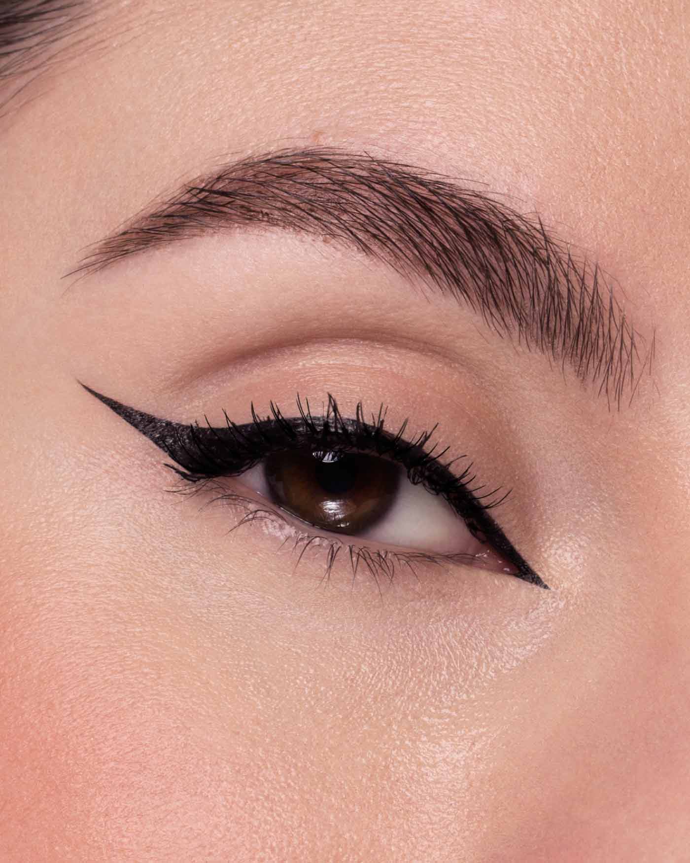 Astra Vinyl Black Eyeliner – Effetto Extra Brillante per uno Sguardo Intenso!