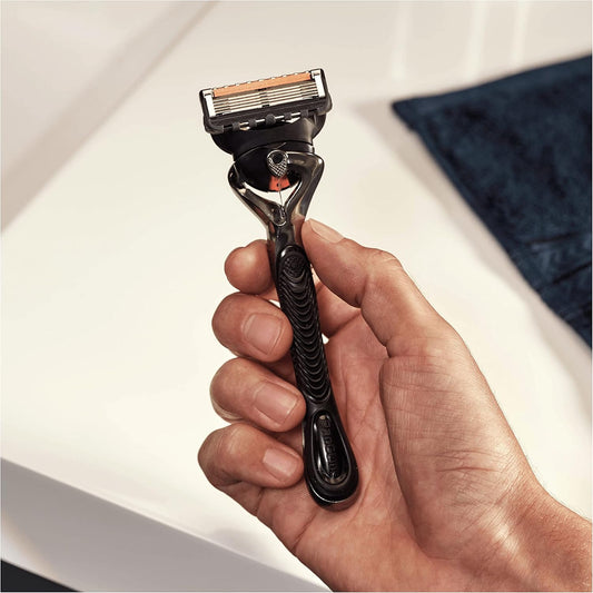 Gillette Fusion Shaving Kit con Rasoio, Schiuma da Barba e Beauty Case 🪒