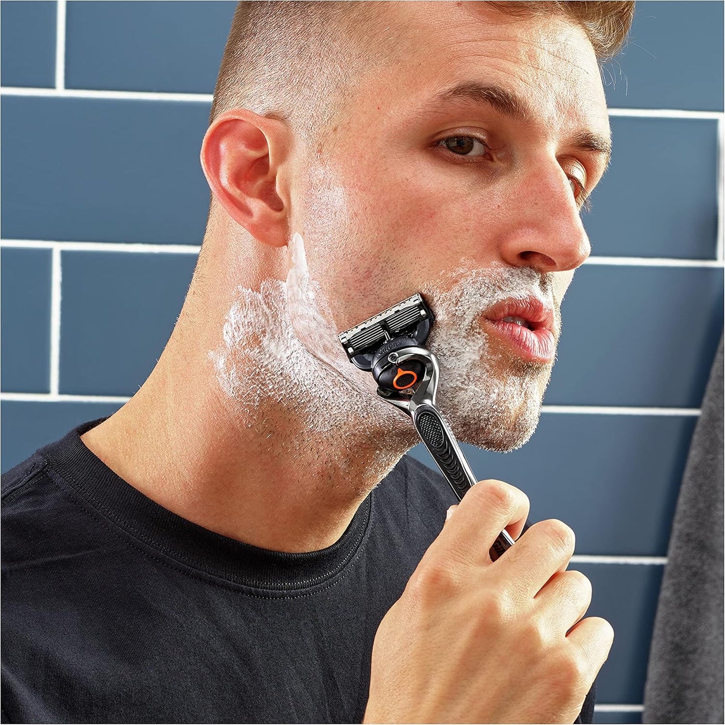 Gillette Fusion Shaving Kit con Rasoio, Schiuma da Barba e Beauty Case 🪒
